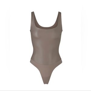 SKIMS FAUX LEATHER SCOOP BODYSUIT CEMENT SIZE 2X